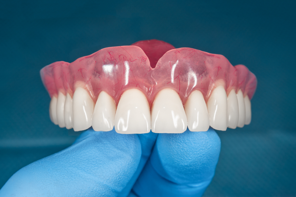 Folheto promocional de próteses dentárias Snap-On (Snap-In) da Pelican Dental Care em Vero Beach, Flórida. Inclui preços para uma arcada e ambas as arcadas, com taxas exclusivas para membros e detalhes abrangentes do pacote.